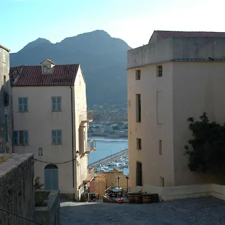 Idealement Situe Les Pieds Dans L'eau A Calvi